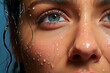 retrato mujer cara ojo azul, cara mojada y lágrimas en los ojos