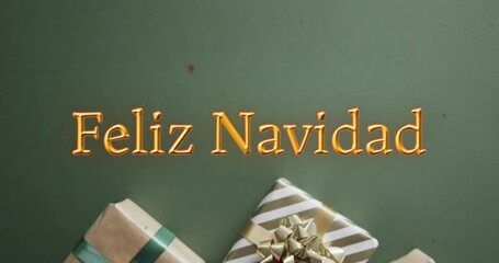 Poster - Feliz navidad text in orange over christmas gifts on green background