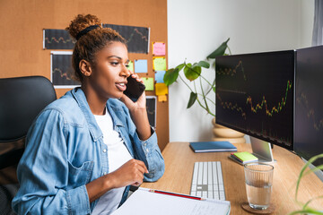 A girl is sitting at home behind a computer