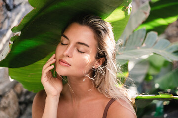 Canvas Print - Beautiful and  natural looking woman with tropical banana leaves