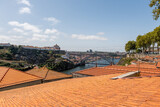 Fototapeta  - słynny most w Porto widziany tuż nad pomarańczowymi dachami kamienic 