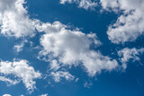 Fototapeta  - białe, nieregularne chmury na błękitnym niebie