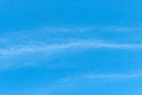 Fototapeta Tęcza - rozmazane chmury na letnim niebie