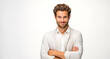 © Mariona - Hombre moreno con barba y camisa blanca en pose corporativa, sonriendo con confianza y determinación, transmitiendo energía positiva y profesionalismo en un fondo neutro.