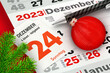 Deutscher Kalender 24. Dezember 2023 Weihnachten Heiligabend und Dekoration mit Weihnachtskugeln und Tannenzweigen