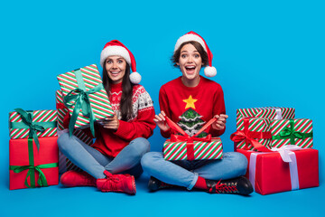 Canvas Print - Full length photo of shocked impressed ladies santa helpers dressed print sweaters packing xmas presents isolated blue color background