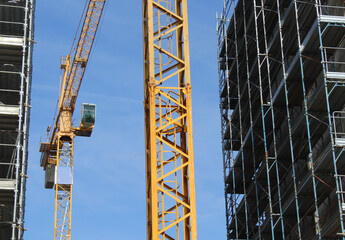 Lavori in corso nel cantiere edile per costruire nuovi edifici