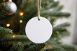 Weihnachtsbaum Mockup, runder, leerer weißer Keramik Anhänger hängt an einem festlich geschmückten Weihnachtsbaum. Personalisierbar mit eigenem Text