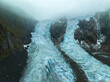 Gletscherzunge bei Nebel, blaues Eis