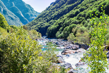 Sticker - Eingerahmt von hohen Bergen strebt die Verzasca mit starkem Gefälle dem Lago Maggiore zu