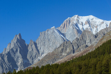 Wall Mural - Mont Blanc, the highest top of the Alps, seen by the paths of the Val Ferret, during a sunny October day, near the town of Courmayeur, Valle d'Aosta, Italy - October 2023