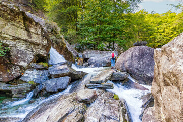 Canvas Print - Im Labyrinth des Berggeistes: Mündung Valegg da Cansgell in die Verzasca im Tessin