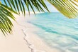 Tropischer Strandhintergrund mit Meereswellen, weissem Sand, Palmen und Schatten - Sommerurlaubshintergrund. Reisen und Strandurlaub, Badeferien