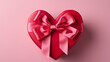 Pudełko w kształcie serca z różową kokardką
