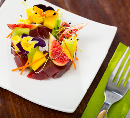 Canvas Print - Plate of delicious tuna tartar with mango, figs and cucumber