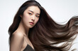 白の背景に若いアジア人女性の躍動感のある輝く髪の毛。