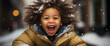 Kinderglück: Schwarz-weißes Kleinkind mit gelbem Mantel im Porträt