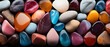 Luxuriöse Dekoration: Glatt polierte Edelsteine in verschiedenen Farben