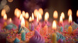 Gros plan sur des bougies allumées. Bougies d'anniversaire colorées. Pour fête, événement, anniversaire, célébration. Conception et création graphique. 