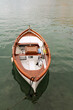 Barca di legno con remi ormeggiata