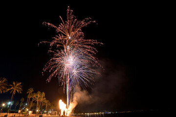 fuegos artificiales durante las fiestas de los pueblos a la orilla de la playa 