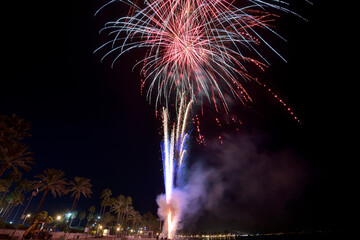 fuegos artificiales durante las fiestas de los pueblos a la orilla de la playa 