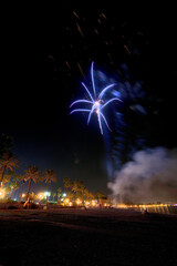 fuegos artificiales durante las fiestas de los pueblos a la orilla de la playa 