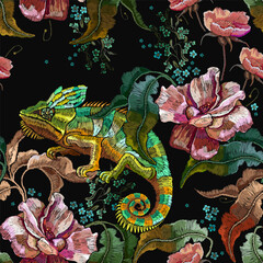  Embroidery chameleon lizard and pink poppies, meadow herbs. Summer jungle seamless pattern. Beautiful bouquet of flowers. Fashionable template for design of clothes