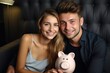 Junges Paar mit Sparschwein. Symbol für das gemeinsame Ansparen und finanzieren der Zukunft. Niedliches Sparschwein zum Geld sparen.