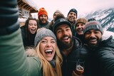 Gruppe im Skiurlaub beim Feiern auf der Skihütte nach dem Skifahren. Selfie beim Skiurlaub im Winter.  Fröhliche Menschen feiern mit Bier im Winterurlaub.