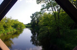 Fototapeta  - Krajobraz rzeki Bzury uchwycony w stalowym elemencie mostu.