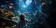 Kind bestaunt die Fische im Aquarium