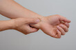 Sprawdzać puls trzymając palec w okolicach nadgarstka