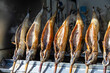 Makrelen auf dem Holzkohlegrill