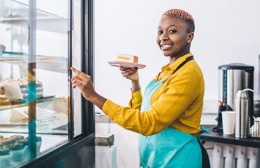 Canvas Print - Shop assistant pointing at cake in pastry shop