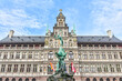 Brabobrunnen auf dem Grote Markt vor dem Rathaus (Stadhuis) in Antwerpen 