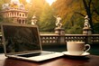 Laptop und Kaffeetasse im Stadtpark