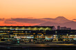 夕方の富士山と空港と飛行機