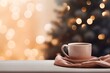 Weihnachtliche Behaglichkeit: Tasse Tee mit Dampf, Weihnachtsbaum und Kuscheldecke