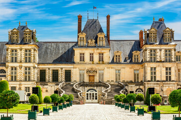 Canvas Print - Fontainebleau palace (Chateau de Fontainebleau) outside Paris, France