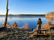 Woltersdorf, Deutschland - Frau Am Ufer Vom Flakensee Im Winter