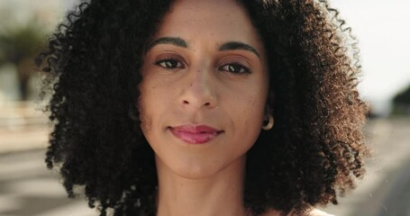 Canvas Print - Closeup, black woman and street in city for portrait, sunshine or beauty while outdoor in summer. Proud, hair and afro in town, urban or metro with face, lipstick or eyes in zoom, makeup and road