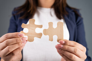 Canvas Print - Woman holding puzzle pieces