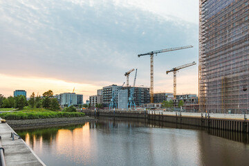  Neu entstandenes Quartier Baakenhafen in der Hamburger Hafencity mit Baukränen am Abend