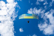 Gleitschirmflieger unter blauen Himmel
