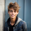 jeune garçon brun cheveux court souriant pris en photo dans la rue en tenue décontractée, éclairage naturel
