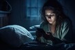 Mulher perdendo o sono de noite e olhando o celular desconfiada de algo que viu. Ciumes, redes sociais, traição e desconfiança podem ser temas tratados aqui.