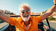 © Alexandre - senhor feliz aproveitando a viagem de verão na Itália, aventura luxuosa em cabrio, riqueza e estilo de vida de liberdade