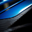 Fotografia de primer plano con detalle de combinacion de superficie de metal de color azul y fibra de carbono, con difuminado de luz