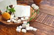 Queso canasto sobre una tabla de madera en cubos listo para comer bodegón con espacio para publicidad de lácteos 